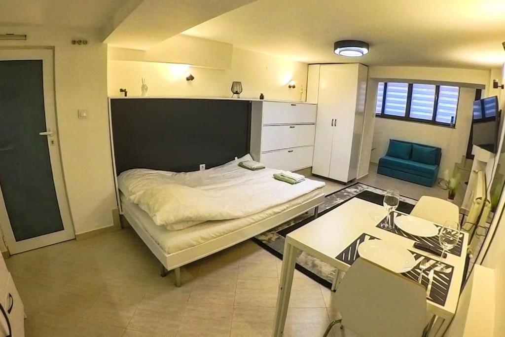Studio With Courtyard Just Steps Away Vitosha Str صوفيا المظهر الخارجي الصورة